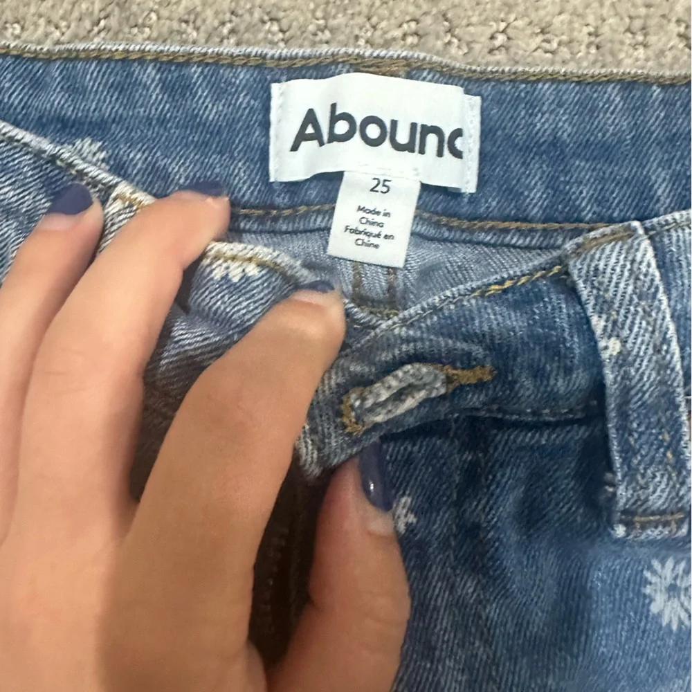 Abound Jean Shorts with Floral Accents Size 25 - Picture 3 of 3